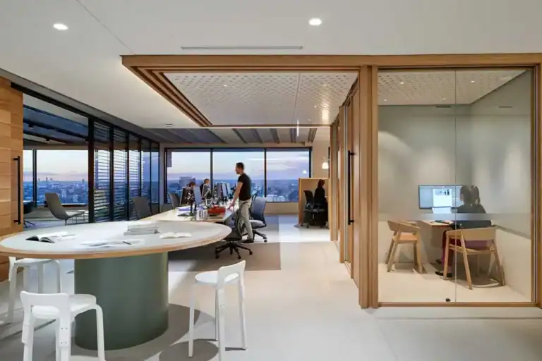 Open space aziendale con arredi contemporanei e luce naturale, design innovativo NextOffice