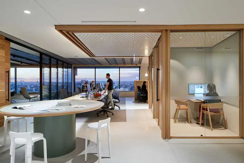 Open space aziendale con arredi contemporanei e luce naturale, design innovativo NextOffice