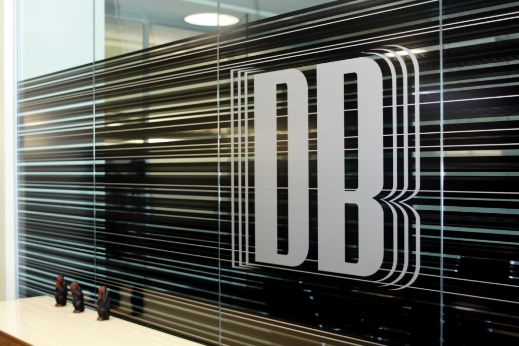 Branding aziendale su pareti divisorie vetrate – DB Electronics