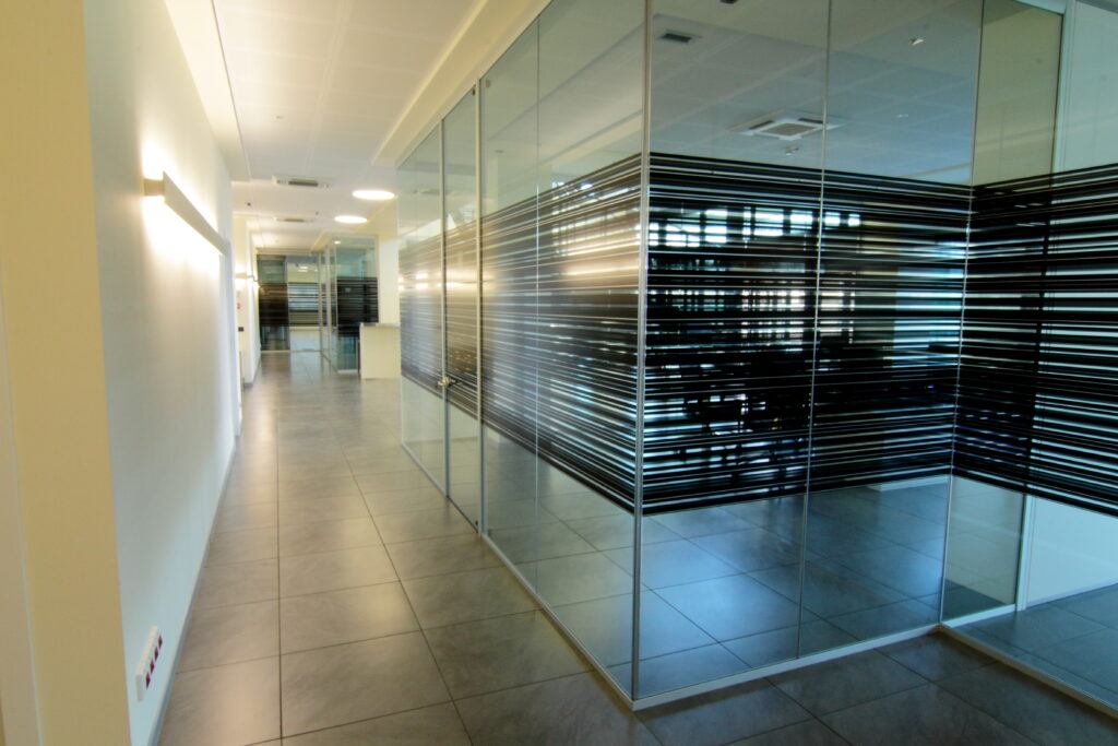 Spazi di passaggio con pareti in vetro – DB Electronics