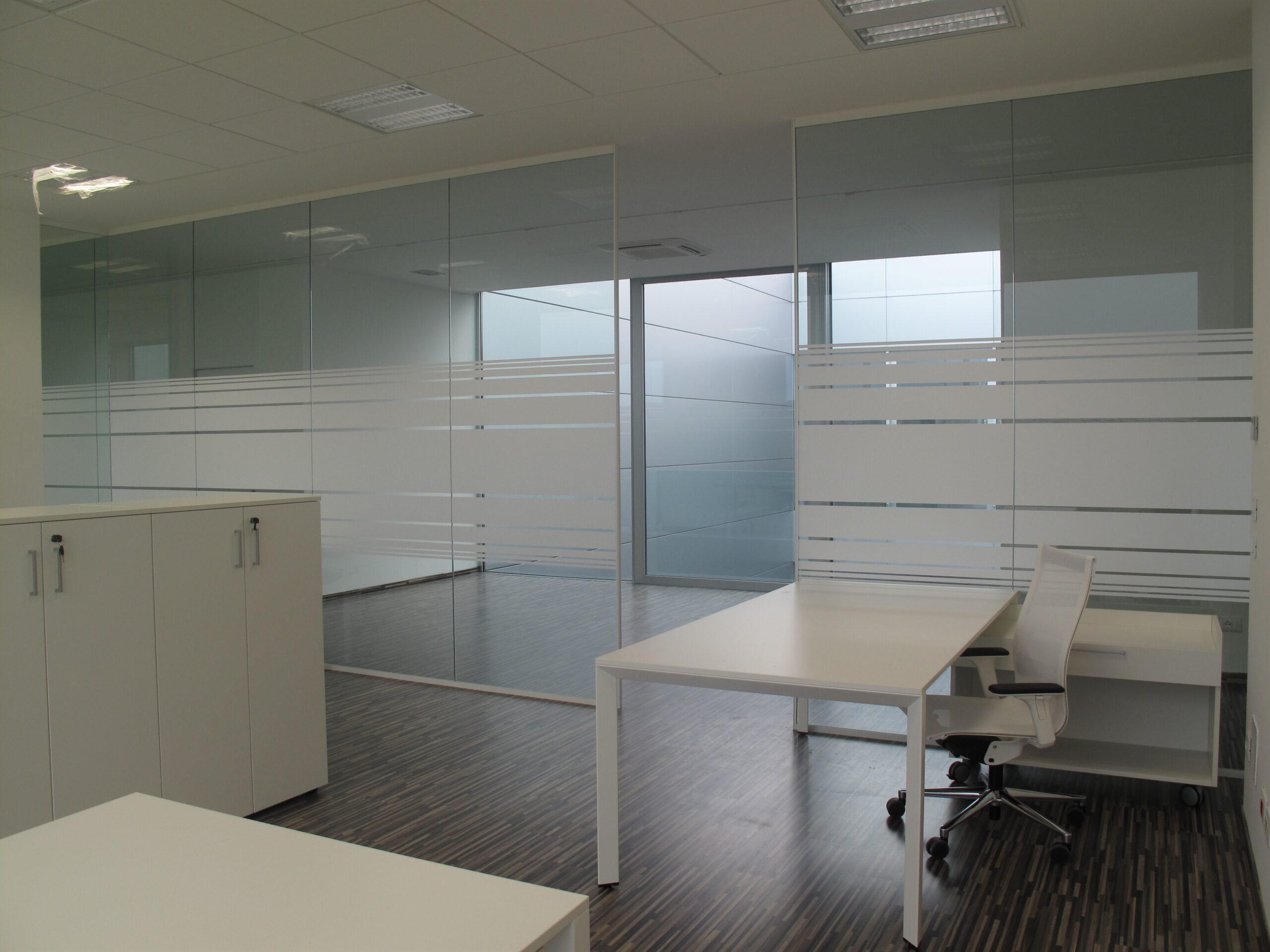 Postazione Seneca a Padova con pareti in vetro