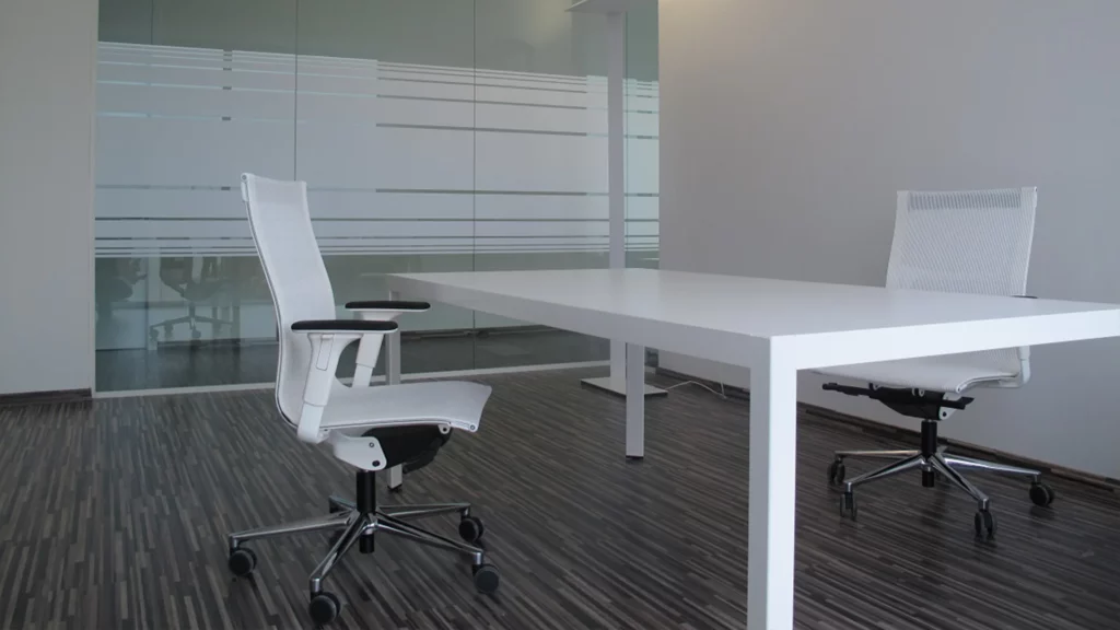 Sala riunioni con pareti in vetro negli uffici Seneca a Padova