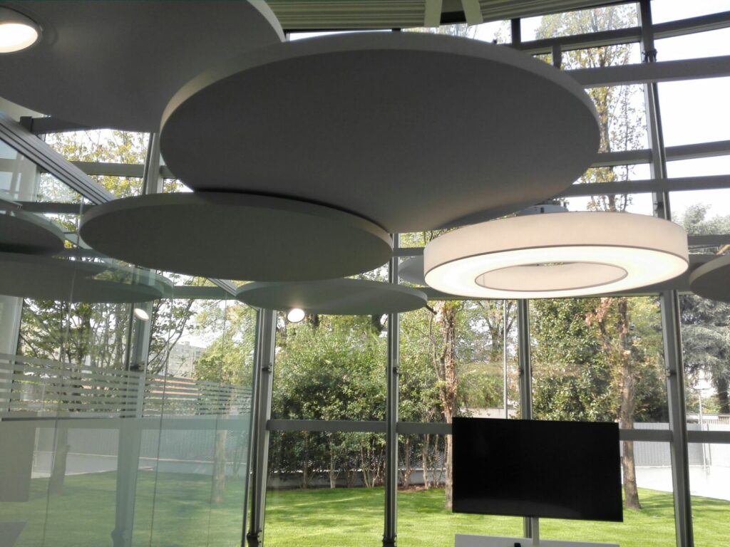 Open space Remax Milano – pannelli acustici sospesi
