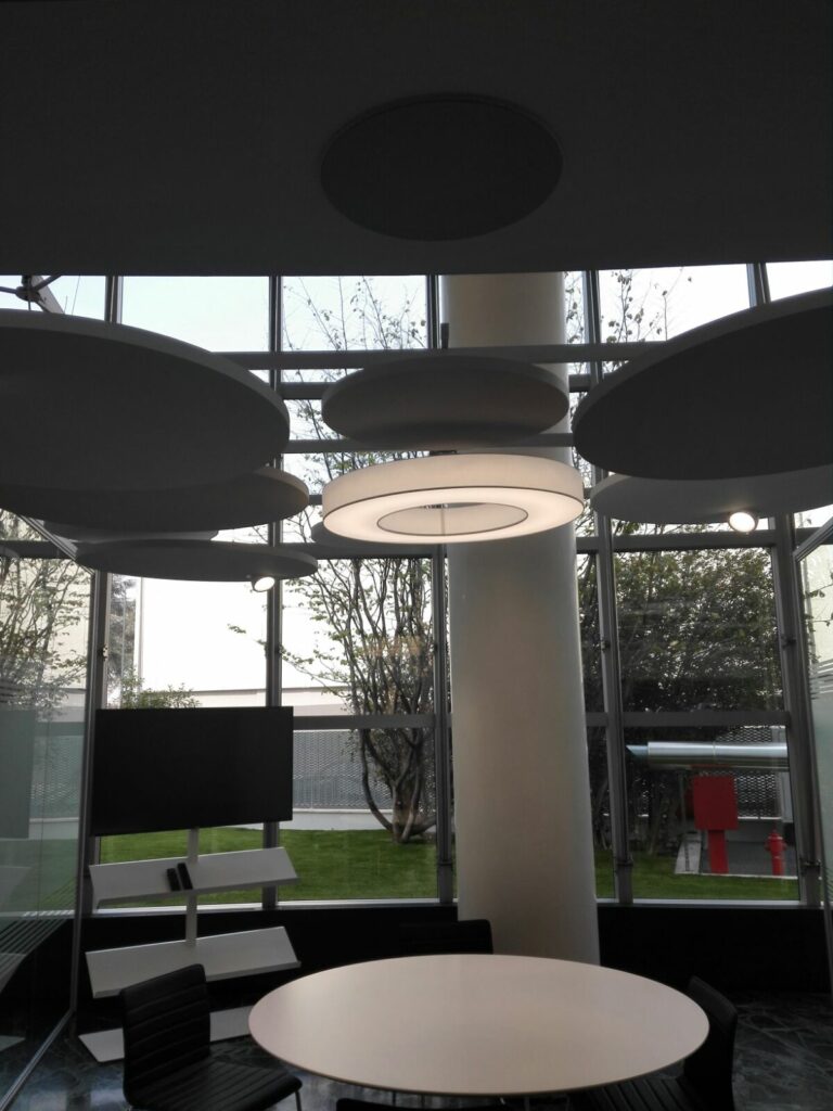 Open space Remax Milano – pannelli acustici sospesi