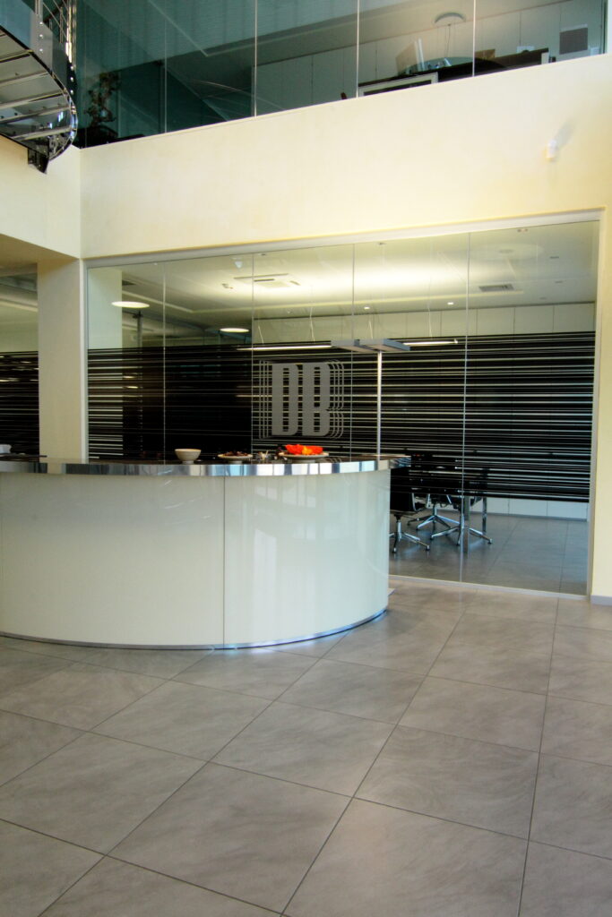 Desk reception con design minimale – DB Electronics