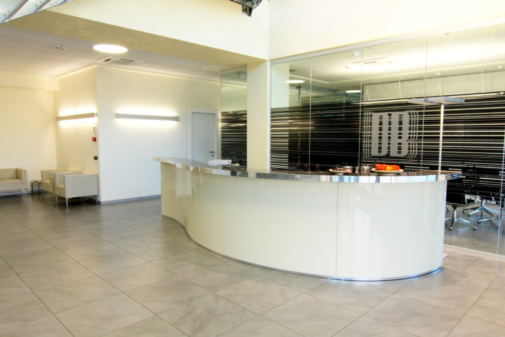 Hall d’ingresso con reception moderna – DB Electronics