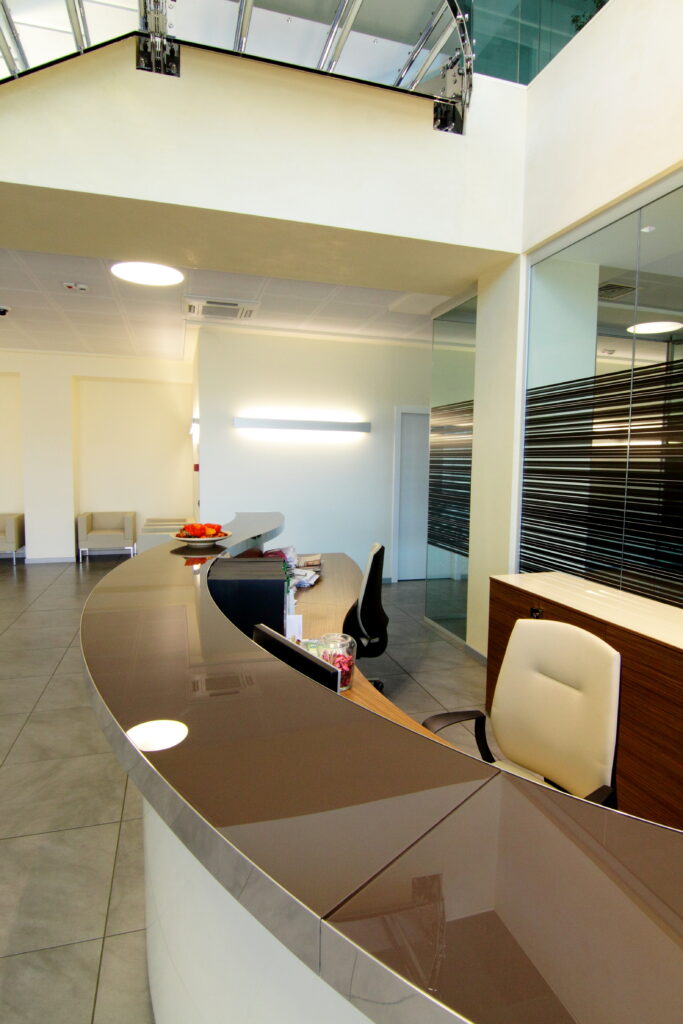 Area reception con arredi su misura – DB Electronics