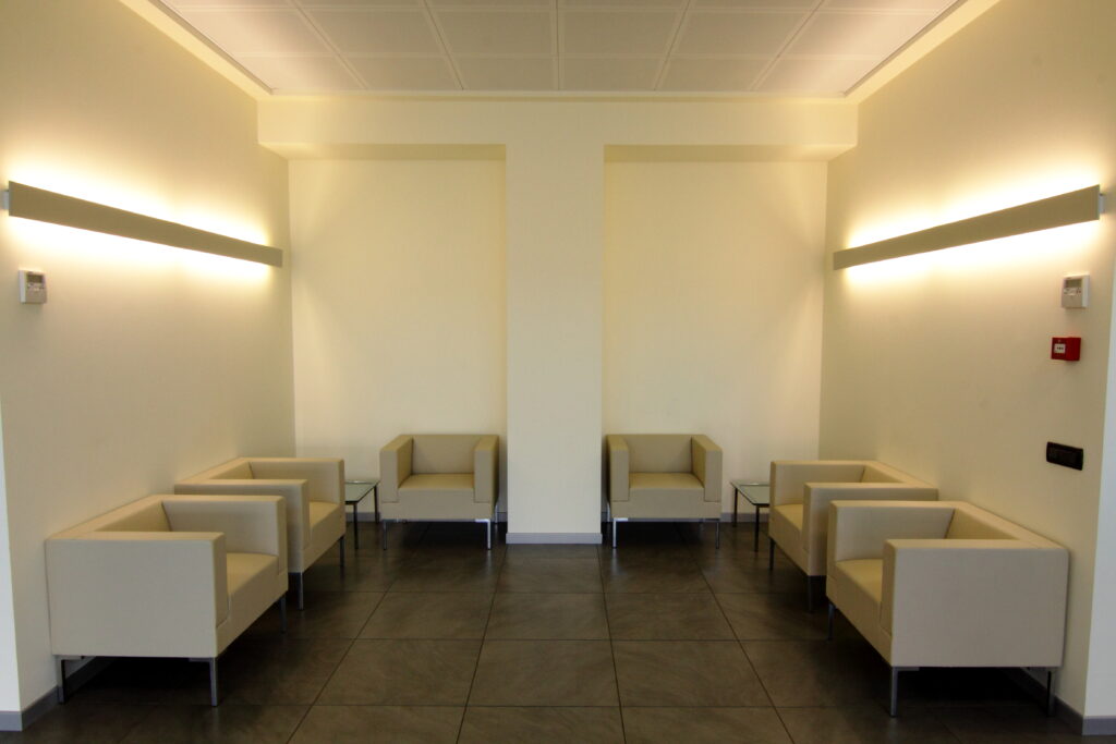 Area attesa accogliente con illuminazione integrata – DB Electronics