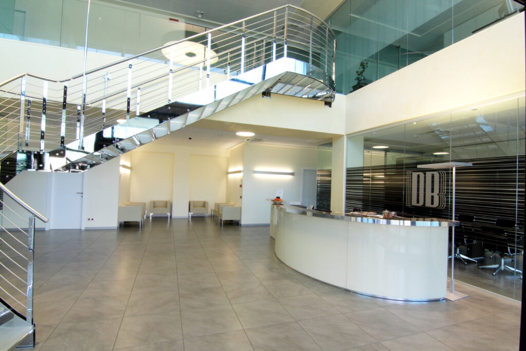 Reception con desk curvo e design fluido – DB Electronics