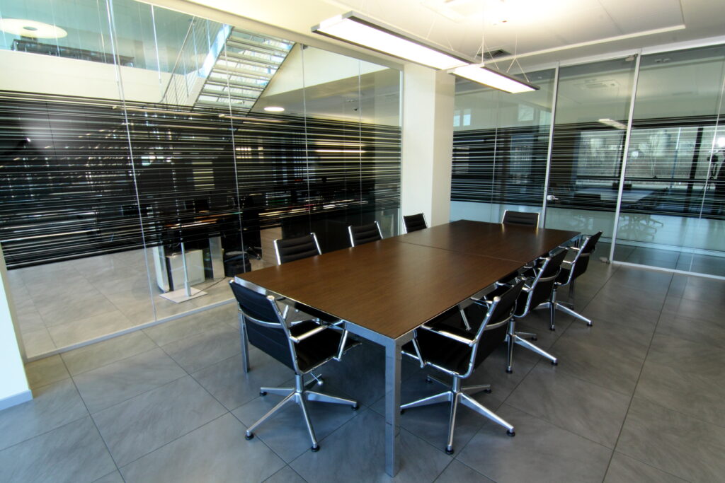 Meeting room con pareti trasparenti e design elegante – DB Electronics