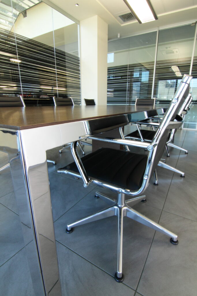 Sala meeting con arredi contemporanei – DB Electronics