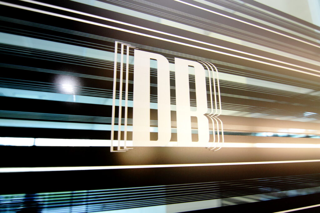 Branding su vetro con logo aziendale – DB Electronics