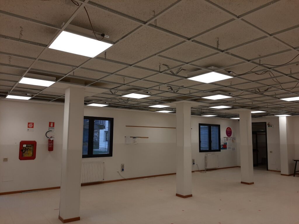 Installazione soffitto acustico con illuminazione in mensa scolastica