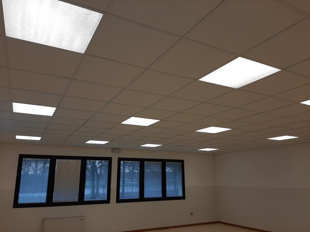Soffitto acustico con illuminazione in mensa scolastica