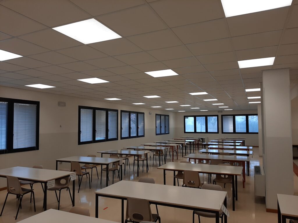 Soffitto acustico con illuminazione in mensa scolastica