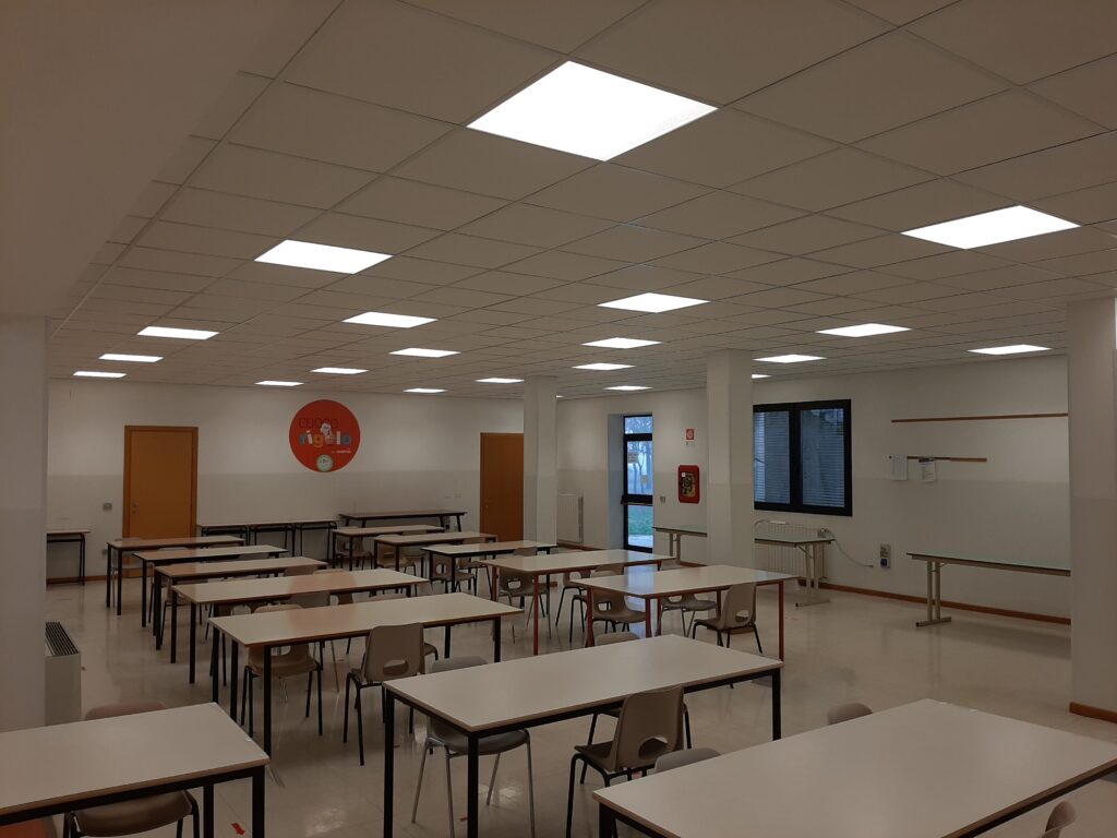 Soffitto acustico con illuminazione LED in mensa scolastica