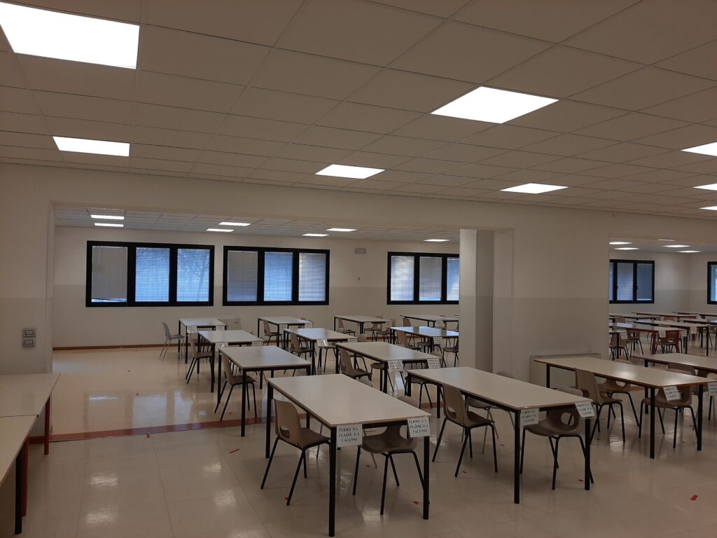 Dettaglio mensa scolastica con illuminazione