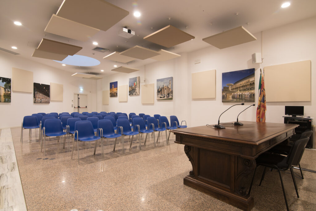 Auditorium Comune di Padova - Palco con sedie blu