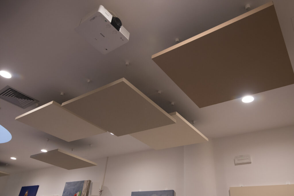 Capgemini La Spezia - Dettaglio soffitto con pannelli acustici