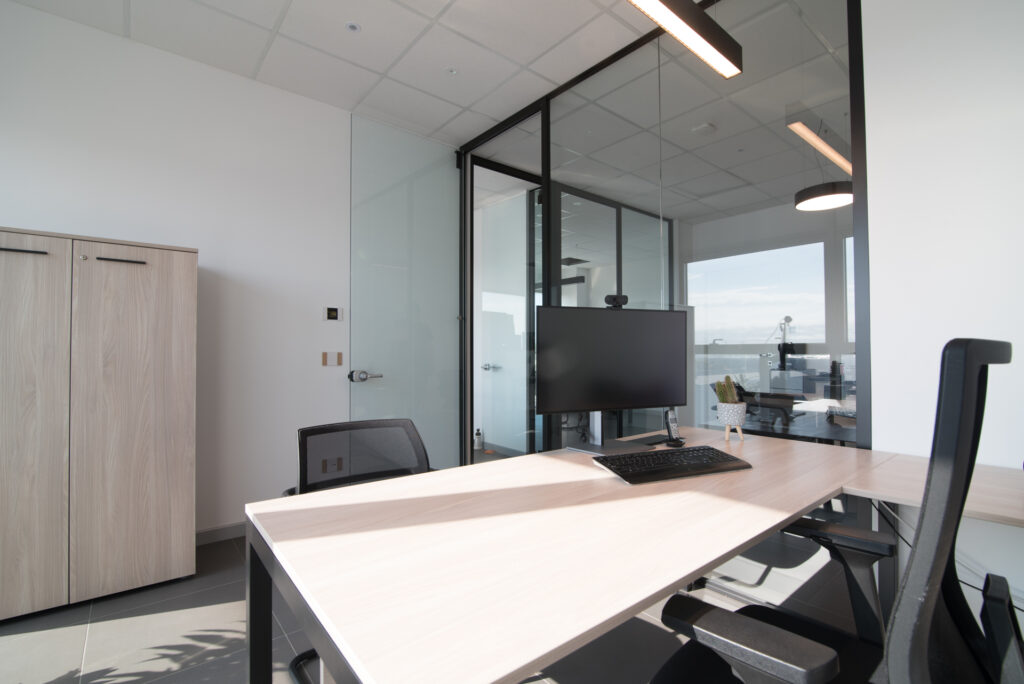 Ufficio trasparente con pareti in vetro – Kite Engineering