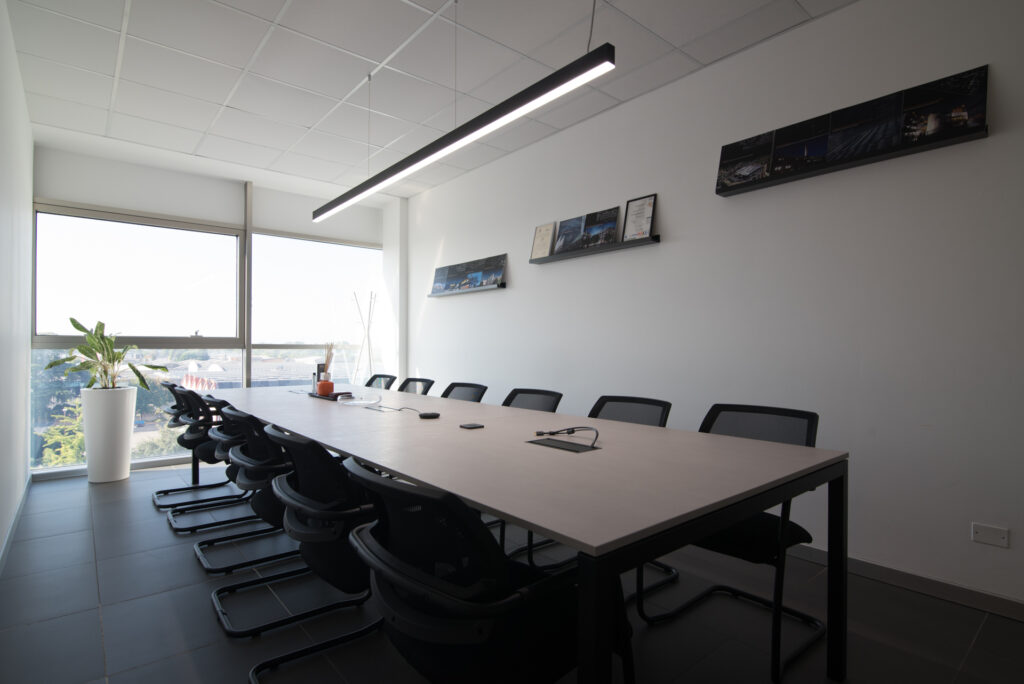 Sala riunioni direzionale con design tecnico – Kite Engineering