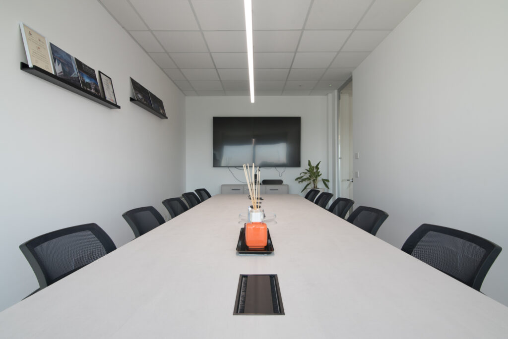 Ambiente meeting elegante e funzionale – Kite Engineering