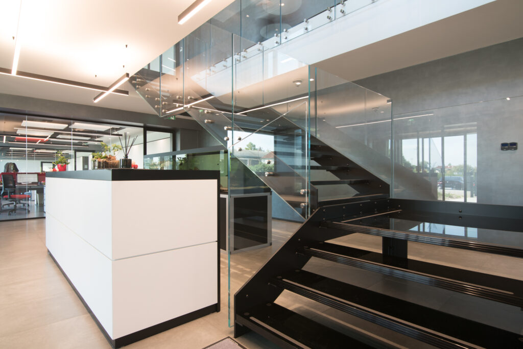 Reception moderna con scala a vista - jkfitness