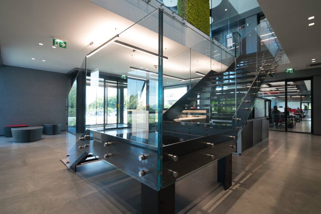 Ingresso con scala in vetro - jkfitness