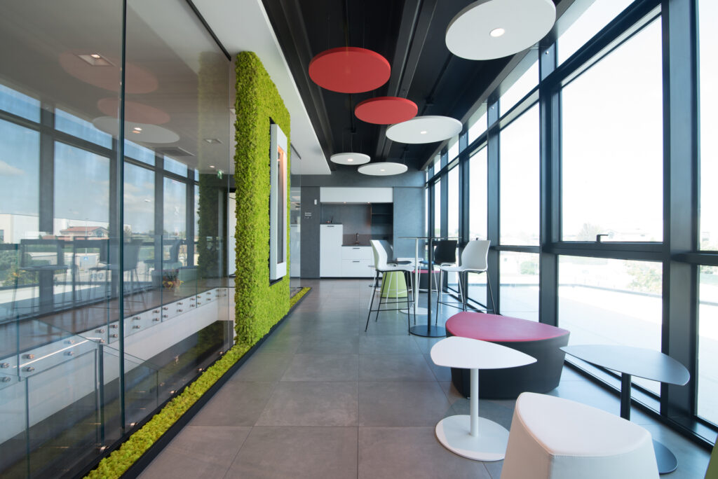 Corridoio con verde verticale - jkfitness