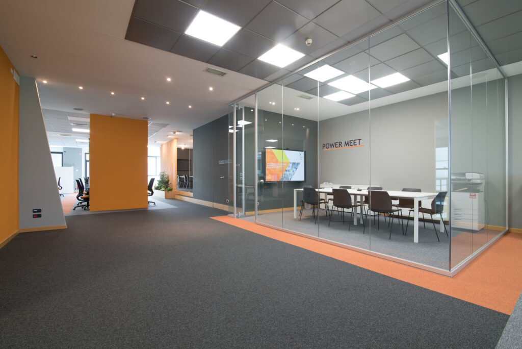 Sala conferenze con sistema di videoproiezione – Power Engineering