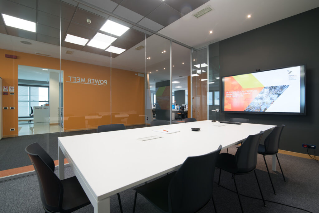Meeting room con pareti trasparenti – Power Engineering