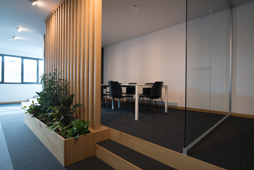 Zona break con pedana e design accogliente – Power Engineering