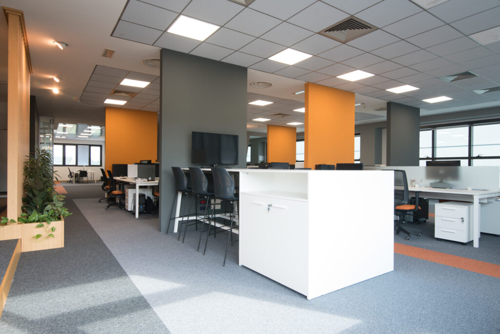 Area operativa con arredi su misura – Power Engineering