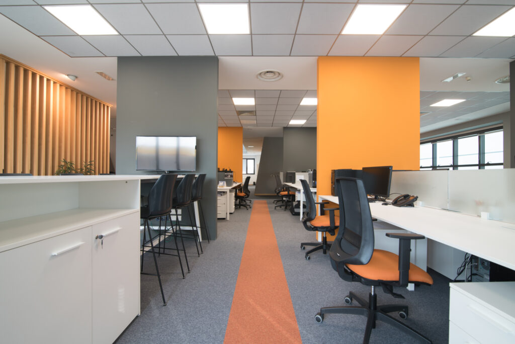 Spazio operativo con layout dinamico e percorsi visivi – Power Engineering