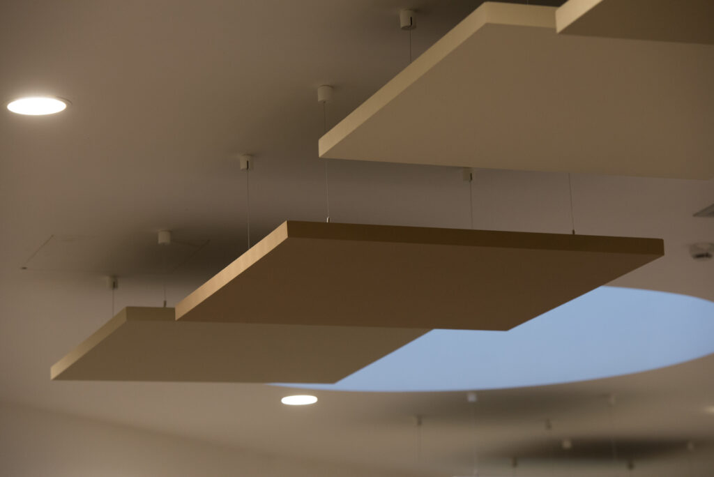 Capgemini La Spezia - Dettaglio soffitto con pannelli acustici 2