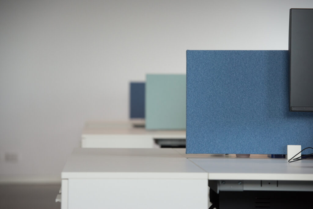 Workstation con pannelli divisori e design minimal – Kite Engineering