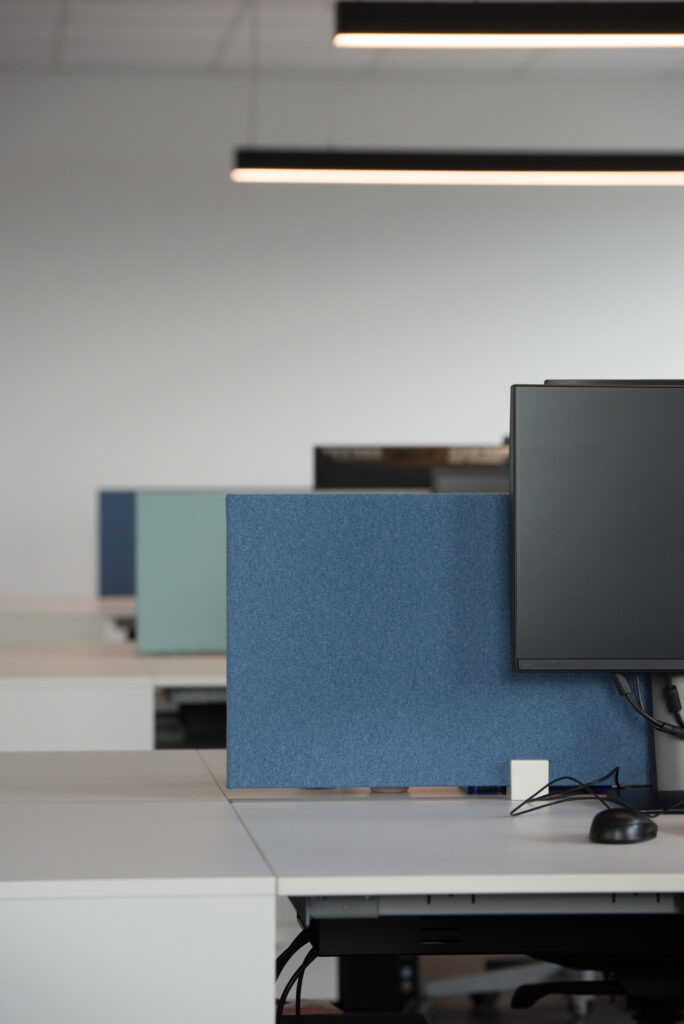 Open space con pannelli fonoassorbenti e workstation – Kite Engineering