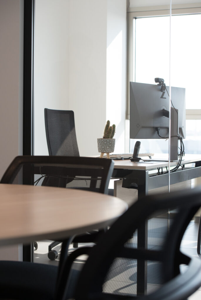 Ufficio direzionale luminoso con pareti trasparenti – Kite Engineering