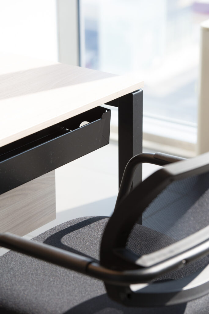 Sala riunioni con arredi funzionali e design essenziale – Kite Engineering