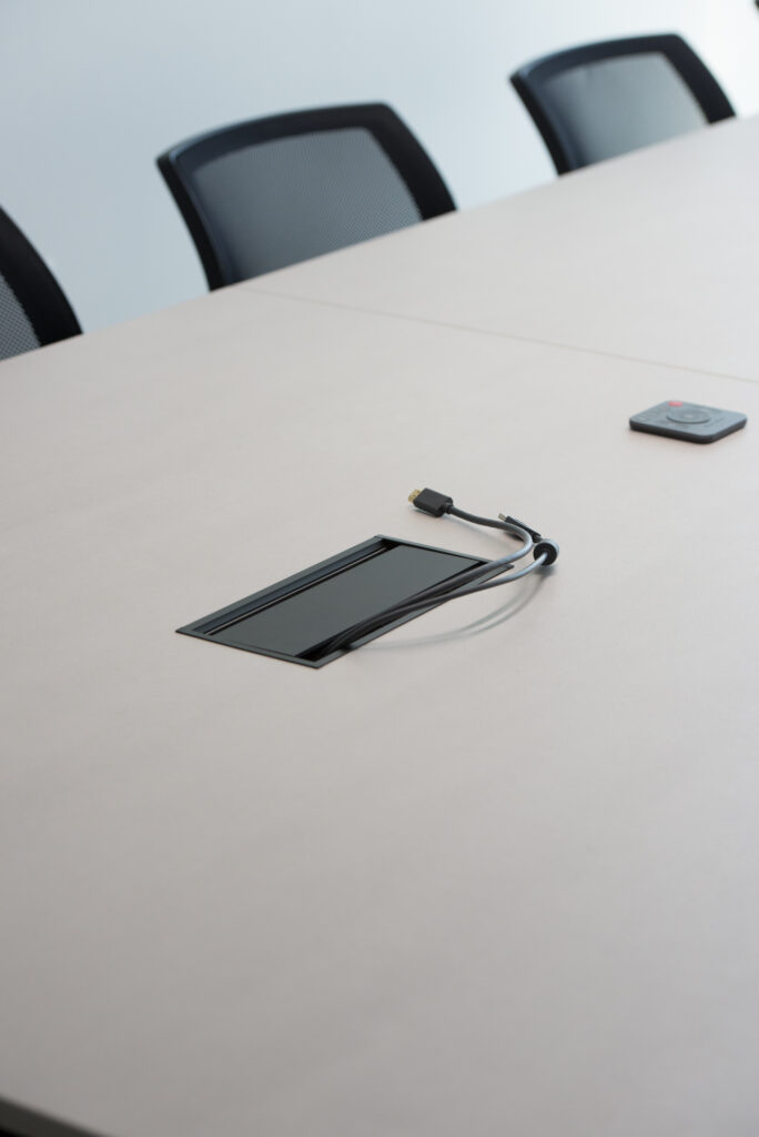 Dettaglio postazione operativa con integrazione tecnologica – Kite Engineering