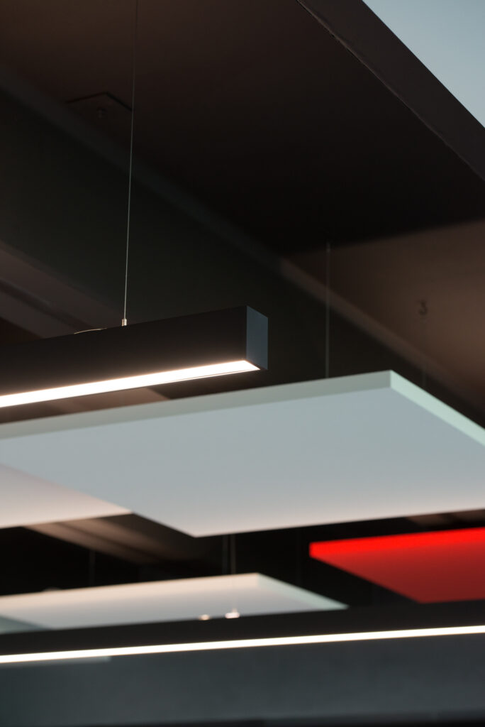 Illuminazione LED integrata nei pannelli acustici - jkfitness