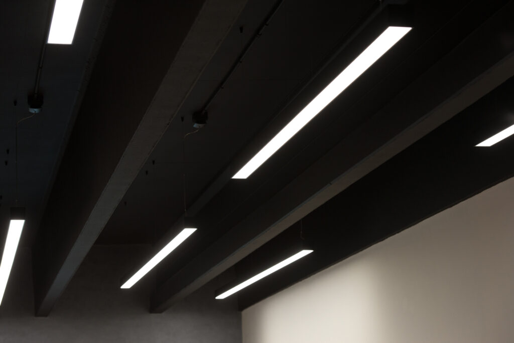 Illuminazione lineare su cemento a vista - jkfitness