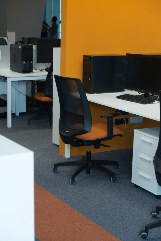 Open space con workstation funzionali – Power Engineering