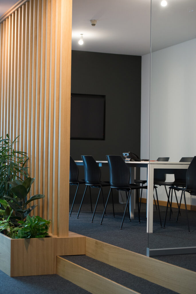 Sala meeting con elementi decorativi in legno – Power Engineering