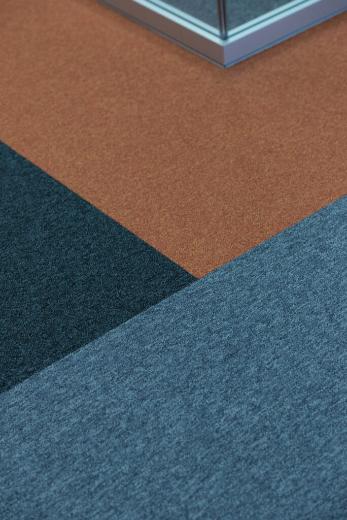 Dettaglio moquette acustica per riqualificazione uffici – Power Engineering