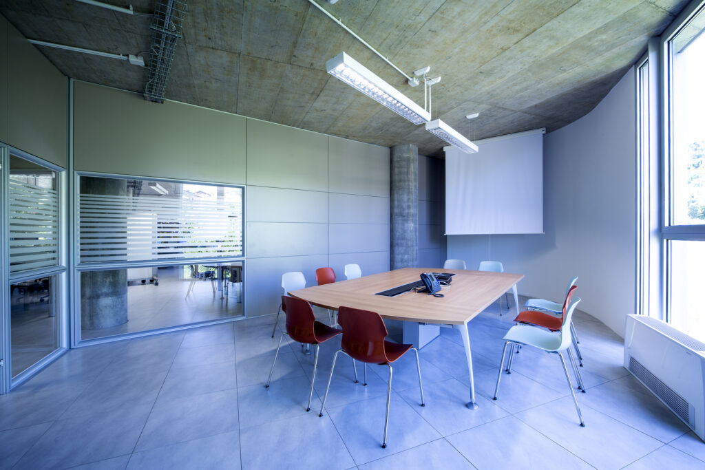 Capgemini La Spezia - Sala riunioni con arredamento moderno