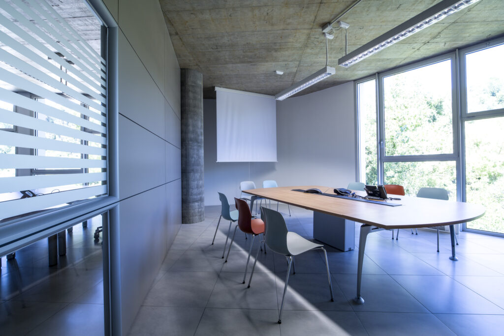 Capgemini La Spezia - Ufficio con pareti divisorie in vetro