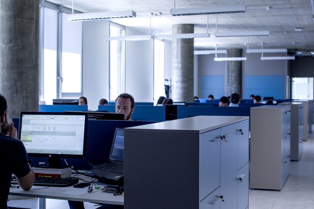 Capgemini La Spezia - Open space con postazioni di lavoro