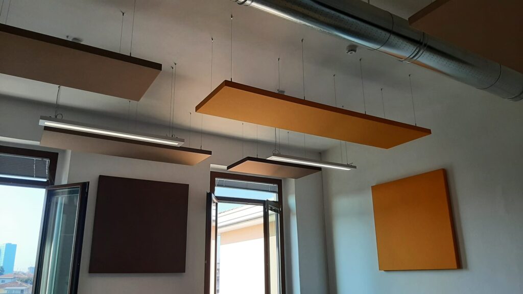 Comune di Padova - Casa Arcella: Dettaglio soffitto con pannelli acustici e finestra