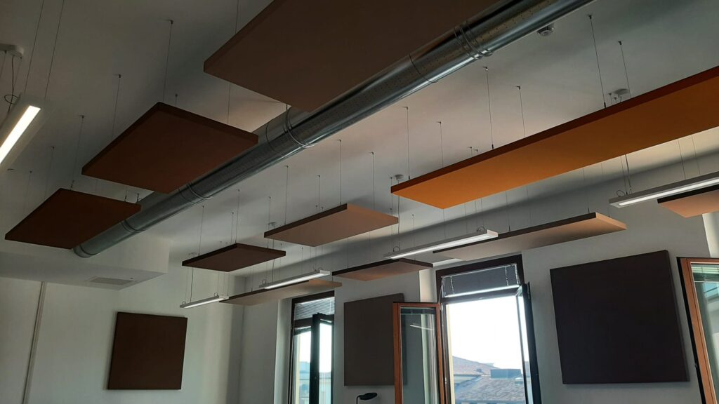 Comune di Padova - Casa Arcella: Soffitto con pannelli acustici e luci fluorescenti